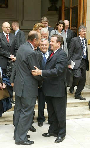 Fin du IIIème Conseil des ministres franco-alllemand - le Président de la République salue M. Gerhard Schröder (palais Marigny)