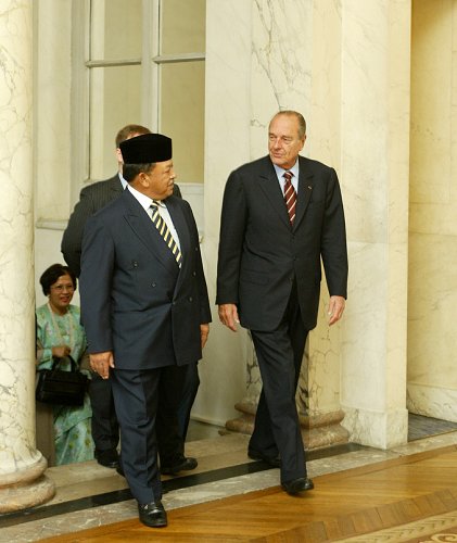 Le Président de la République accueille à son arrivée le roi de Malaisie AGONG XII (perron)