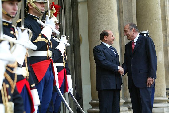 Le PrÃ©sident de la RÃ©publique salue M. Silvio Berlusconi, prÃ©sident du Conseil de la RÃ©publique italienne à l'issue de leur ...