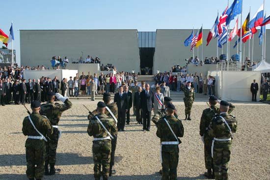 - 60ème anniversaire du débarquement en Normandie - cérémonie franco-allemande - honneurs militaires et revue des troupes (mémorial de Caen)