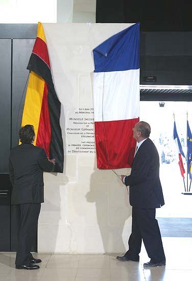 - 60Ã¨me anniversaire du dÃ©barquement en Normandie - cÃ©rÃ©monie franco-allemande - le PrÃ©sident de la RÃ©publique et le chanceli ...
