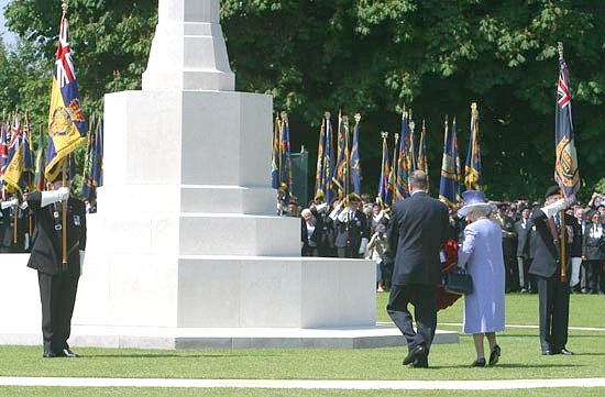 - 60Ã¨me anniversaire du dÃ©barquement en Normandie - cÃ©rÃ©monie franco-britannique / dÃ©pÃ´t d'une gerbe de fleurs devant la Cro ...