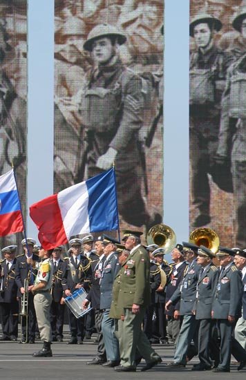 - 60ème anniversaire du débarquement en Normandie - cérémonie internationale - défilé des vétérans