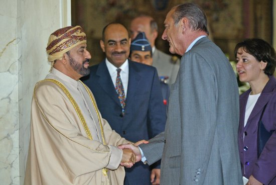 Le PrÃ©sident de la RÃ©publique salue M. Sayyid Badr Al Busaidi, ministre de la dÃ©fense du Sultanat d'Oman, à l'issue de leur e ...