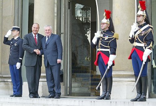 Le Président de la République raccompagne M. Bertie Ahern, Premier ministre de la République d'Irlande (perron)