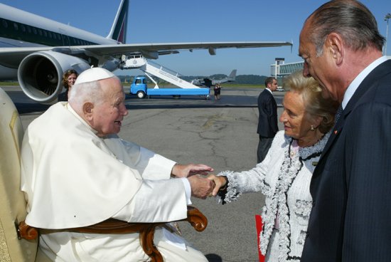 Le Président de la République et Mme Jacques CHIRAC, accueillent le pape Jean-Paul II à sa descente d'avion