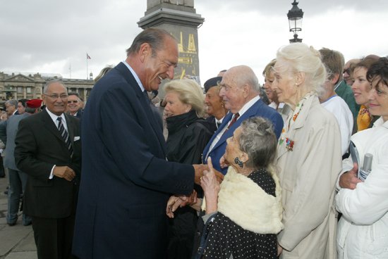 CCérémonies du 60ème anniversaire de la Liberation de Paris - cérémonie place de la Concorde - rencontre avec d'anciens combattants
