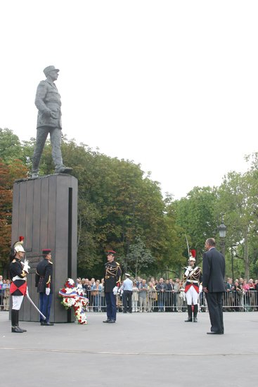 60Ã¨me anniversaire de la LibÃ©ration de Paris - le PrÃ©sident de la RÃ©publique dÃ©pose une gerbe au pied de la statue du gÃ©nÃ© ...