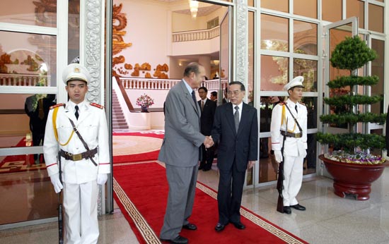 Fin de l'entretien du Président de la République avec M. Phan Van Khai, Premier ministre du Vietnam (chancellerie du gouvernement)