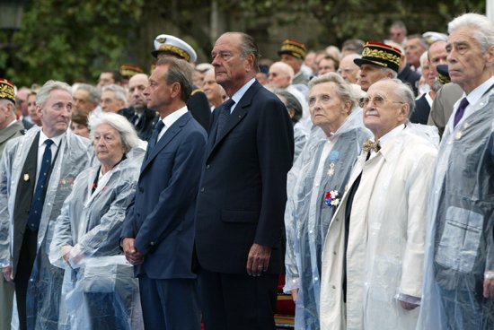 Cérémonies du 60ème anniversaire de la Libération de Paris - cérémonie sur le parvis de l'Hôtel-de-ville