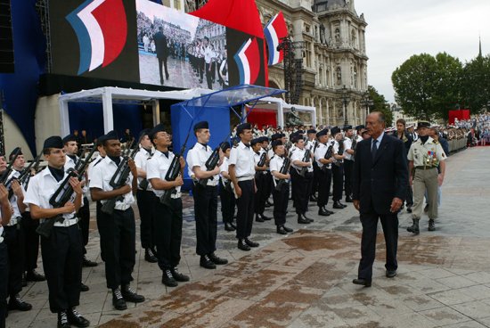 Cérémonies du 60ème anniversaire de la Libération de Paris - cérémonie sur le parvis de l'Hôtel-de-ville - revue des troupes