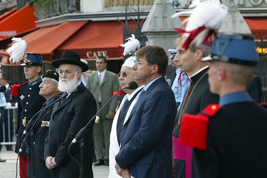 60ème anniversaire de la Libération de Paris - cérémonie inter-religieuse sur le parvis de la cathédrale Notre-Dame-de-Paris