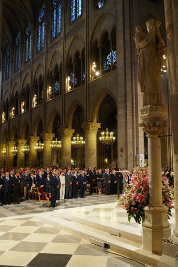 Cérémonie religieuse en la cathédrale Notre-Dame-de-Paris