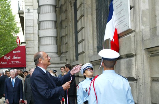CÃ©rÃ©monies du 60Ã¨me anniversaire de la LibÃ©ration de Paris - cÃ©rÃ©monie à la PrÃ©fecture de police - arrivÃ©e du Pr ...