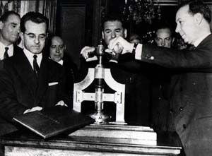 Le sceau. Michel Debré scellant la Constitution de la Ve République le 6 octobre 1958.