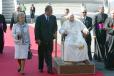 Le Président de la République et Mme Jacques CHIRAC accueillent le pape Jean-Paul II à sa descente d'avion 