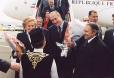 Le Président de la République et Mme Jacques Chirac, sont accueillis par M. Abdelaziz Bouteflika, Président de la République algérienne démocratique et populaire (aéroport Houari Boumedienne).