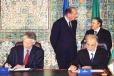 Signature d'accords par les ministres des Affaires étrangères français et algérien.