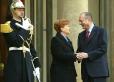 Le Président de la République accueille Mme Vaira Vike-Freoberga, Présidente de la République de Lettonie (perron)