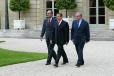 Fin du Conseil des ministres franco-allemand : le Président de la République, M. Gerhard Schröder et le Premier ministre M. Jean-Pierre Raffarin se rendent dans le parc
