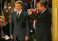 Journée de l'Europe - arrivée du Président de la République et de M. Tony Blair, avant la rencontre avec de jeunes étudiants français et britanniques (salle des fêtes)