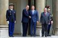 Le Président de la République, et M. Jean-Pierre Raffarin, Premier ministre  raccompagne M. Tony Blair, Premier ministre britannique à l'isue de leur rencontre (perron)