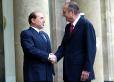 Le Président de la République accueille M. Silvio Berlusconi, président du Conseil de la République italienne (perron)