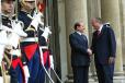 Le Président de la République salue M. Silvio Berlusconi, président du Conseil de la République italienne à l'issue de leur rencontre (perron)
