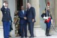 Le Président de la République salue M. Joaquim Chissano, Président de la République du Mozambique à l'issue de leur rencontre (perron)