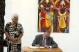 Signature du livre d'or du Visite du centre culturel Tjibaou, en compagnie de Mme Marie-Claude Tjibaou, PrÃ©sidente du Conseil d'Administra ...