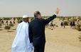 Le Président de la République et M. Amadou Toumani Touré, Président de la République du Mali saluent les chameliers touareg