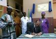 Signature du livre d'or de l'Institut régional d'Ophtamologie Tropicale de l'Afrique (IOTA), à l'occasion de son cinquantenaire, par le Président de la République, en compagnie de M. Amadou Toumani Touré, Président du Mali