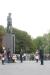 60ème anniversaire de la Libération de Paris - le Président de la République dépose une gerbe au pied de la statue du général Charles-de-Gaulle en présence de l'amiral Philippe de Gaulle (Rond-point des Champs-Elysées)