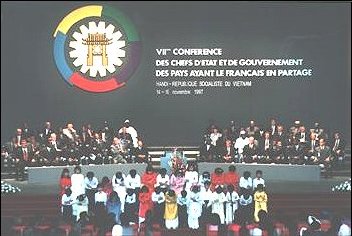 Illustration : 14 novembre 1997 - CÃ©rÃ©monie d'ouverture du VIIÃ¨me Sommet de la Francophonie au Palais de l'amitiÃ© à HanoÃ ...