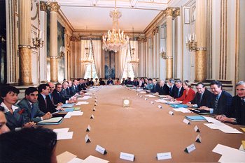 Illustration : Réunion du Conseil des ministres du premier Gouvernement d'Alain Juppé.