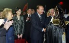 Photo : Accueil du Président de la République et de Mme Jacques CHIRAC à l'aéroport de Chengdu