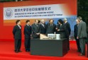 Photo : Présentation de la maquette du futur centre d'ingénierie franco-chinois pour la science, la technologie et l'innovation (Université de Tongji)