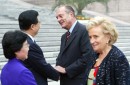 Photo : Accueil du Président de la République et de Mme Jacques CHIRAC par M. Hu JINTAO, Président de la République populaire de Chine et son épouse (place Tiananmen)