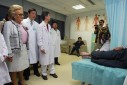 Photo : Visite du service d'urgence et du service de médecine traditionnelle et d'acupuncture de l'Hôpital de l'Amitié