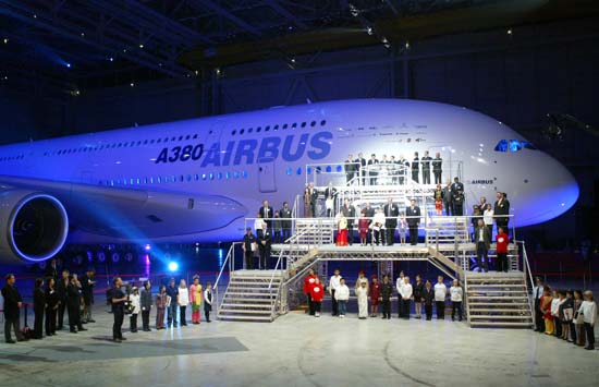 L'Airbus A 380 est dévoilé.