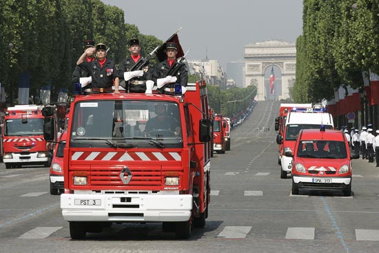 Défilé des sapeurs pompiers sur les Champs Elysées.