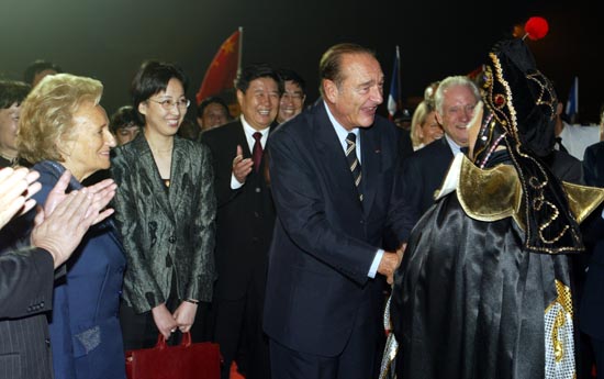 Accueil du Président de la République et de Mme Jacques CHIRAC à l'aéroport de Chengdu