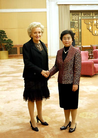 Entretien de Mme Jacques Chirac avec Mme LIU Yongqing épouse du Président de la République populaire de Chine