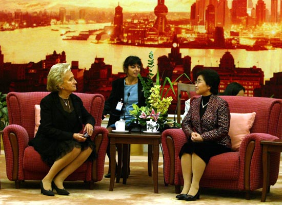 Entretien de Mme Jacques Chirac avec Mme LIU Yongqing épouse du Président de la République populaire de Chine