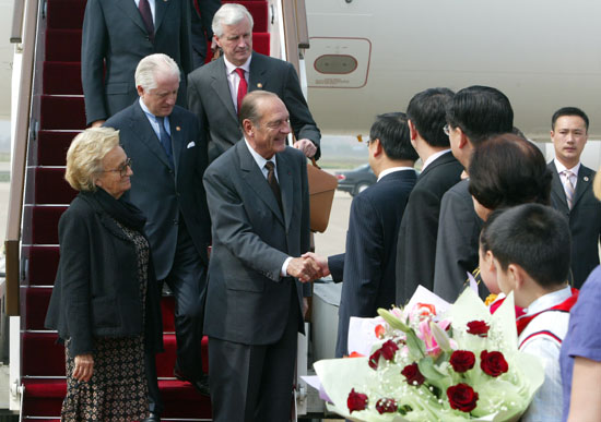 Cérémonie d'accueil du Président de la République et de Mme Jacques Chirac (aéroport)