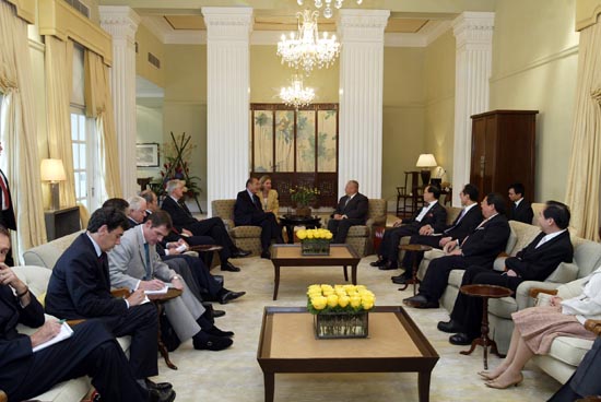 Entretien du Président de la République avec M. Tung Chee-hwa, chef de l'exécutif de la région administrative spéciale de Hong-Kong