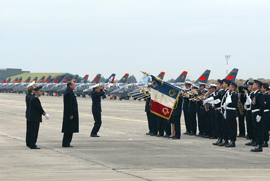 Accueil du Président de la République à son arrivée à la base aérienne 120 - honneurs militaires