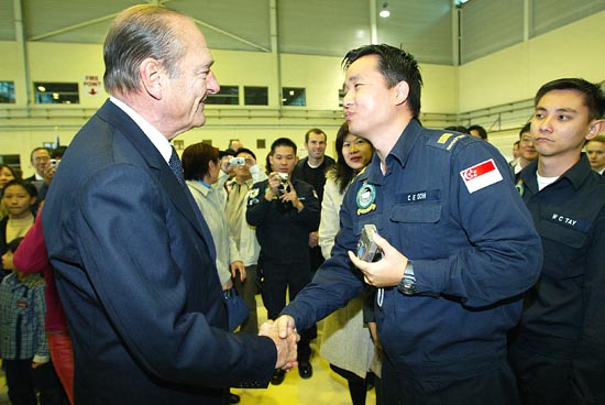 Visite à la base aérienne 120 - rencontre avec les militaires de Singapour et leurs familles.