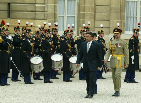 Arrivée du général Pervez Musharraf, Président de la République Islamique du Pakistan - honneurs militaires (cour d'honneur)