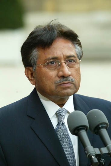 Point de presse informel du général Pervez Musharraf à l'isssue de sa rencontre avec le Président de la République (cour d'honneur)